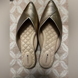 Size 9 Birdies the Swan in gold.